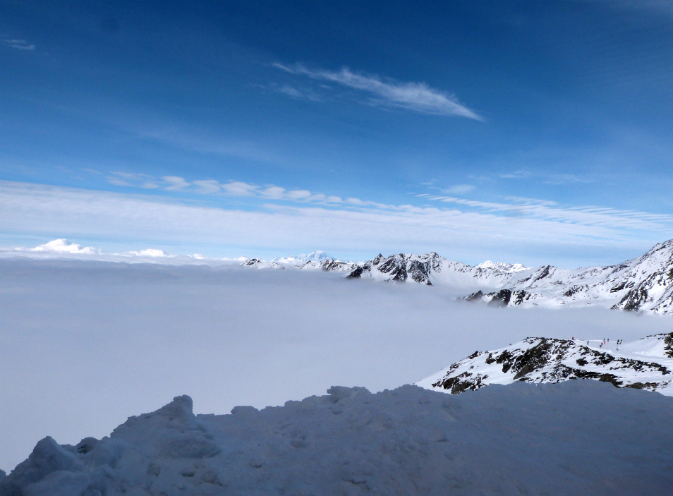Sea of cloud over Val Thorens Sea of cloud over Val Thorens