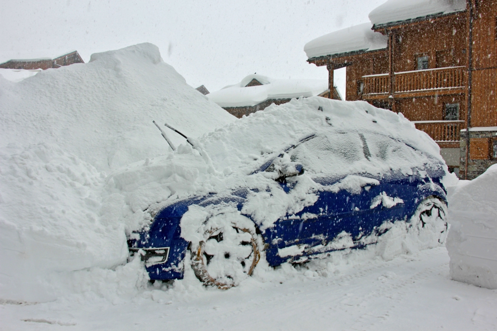Snow-covered car in Val Thorens Snow-covered car in Val Thorens